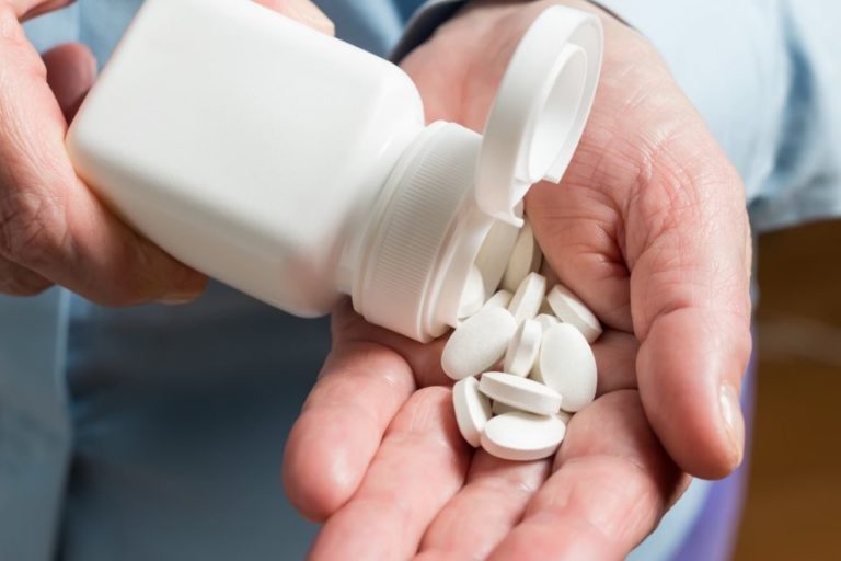 Doctors Warn Against Taking Pain Relievers Prior To Getting COVID 19 Vaccine